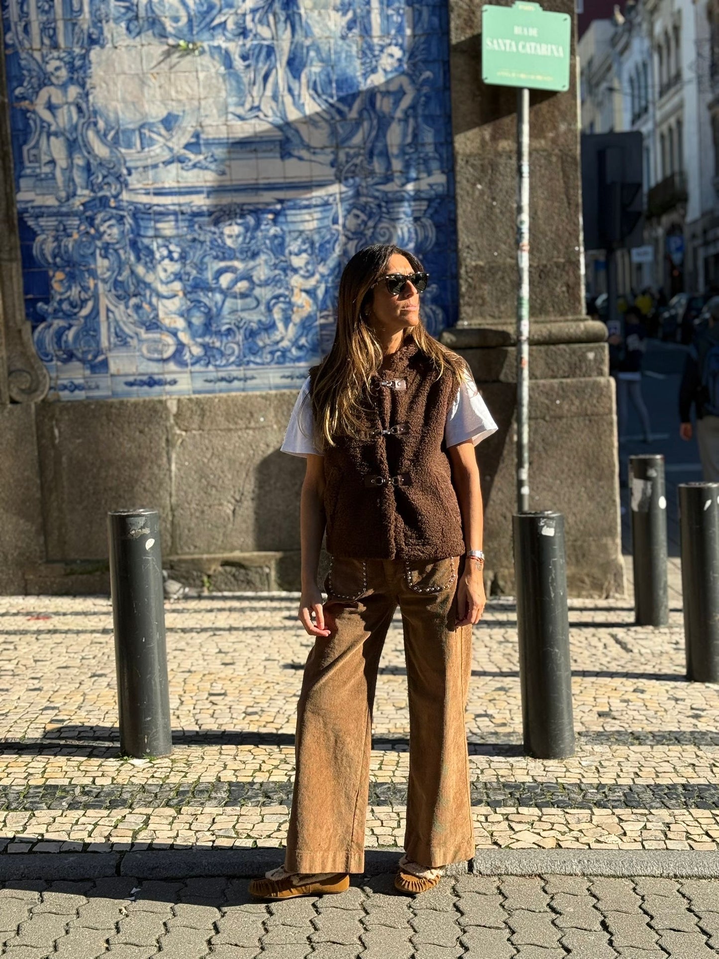 Colete castanho carapuço