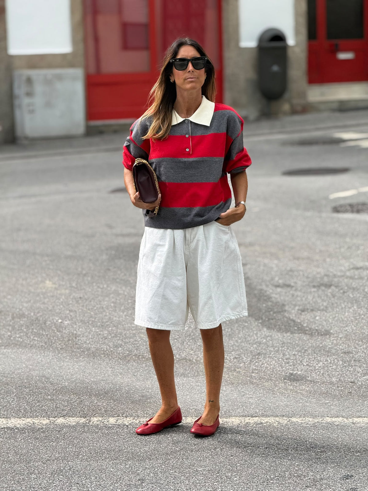 Polo cinza e vermelho