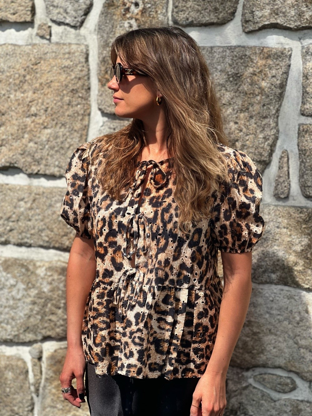 Blusa animal print e bordado inglês