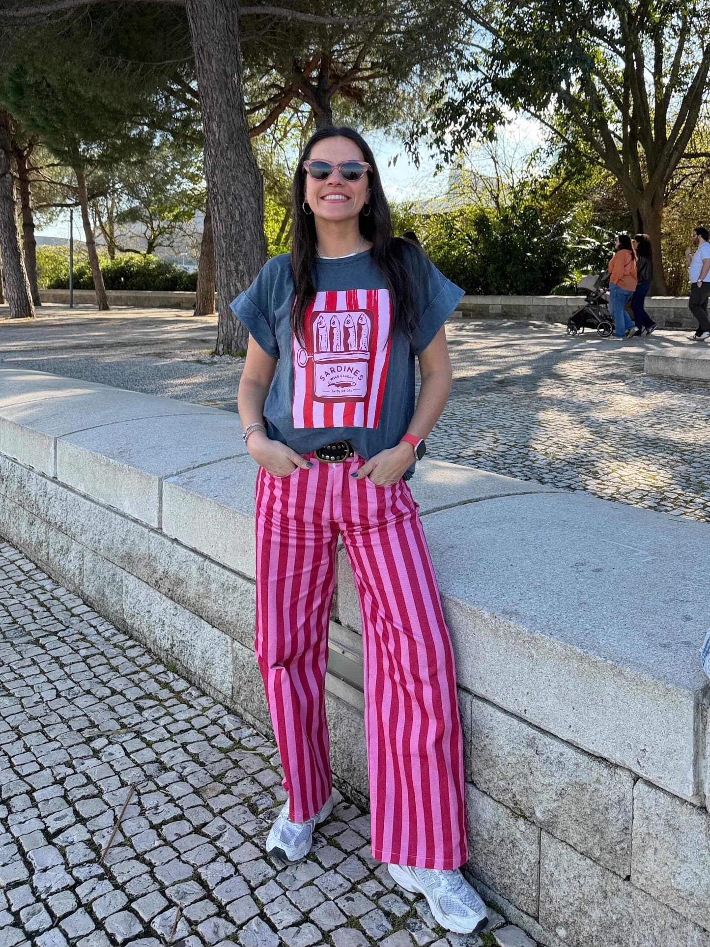 Calças riscas vermelho e rosa