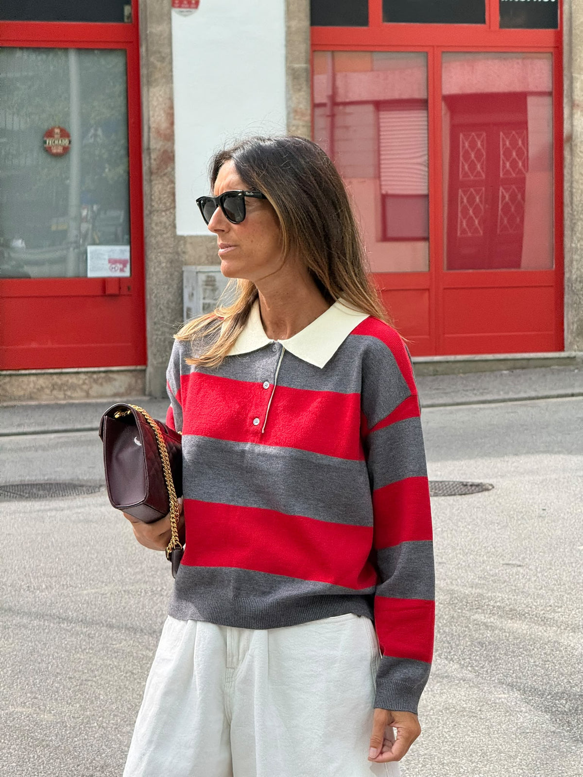 Polo cinza e vermelho