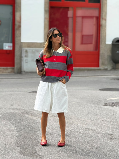 Polo cinza e vermelho