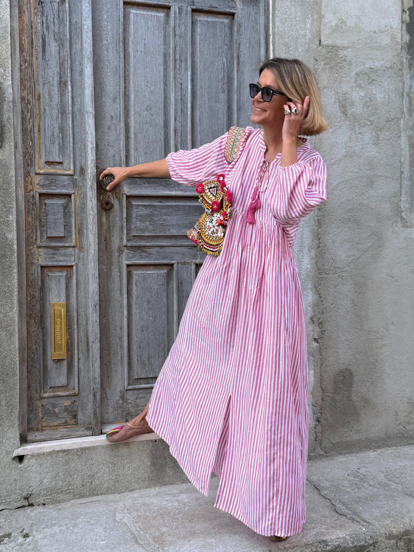 Vestido rosa riscas