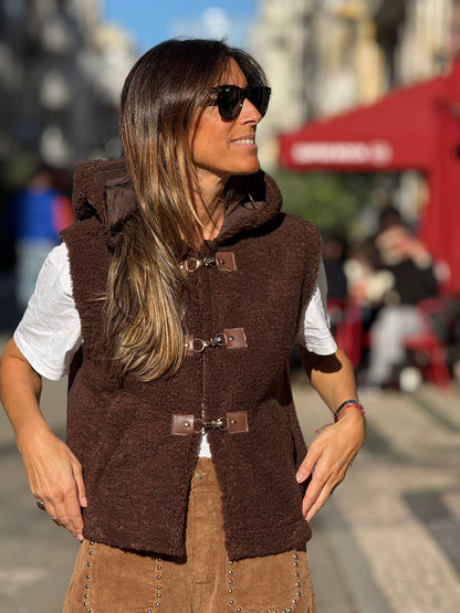 Colete castanho carapuço