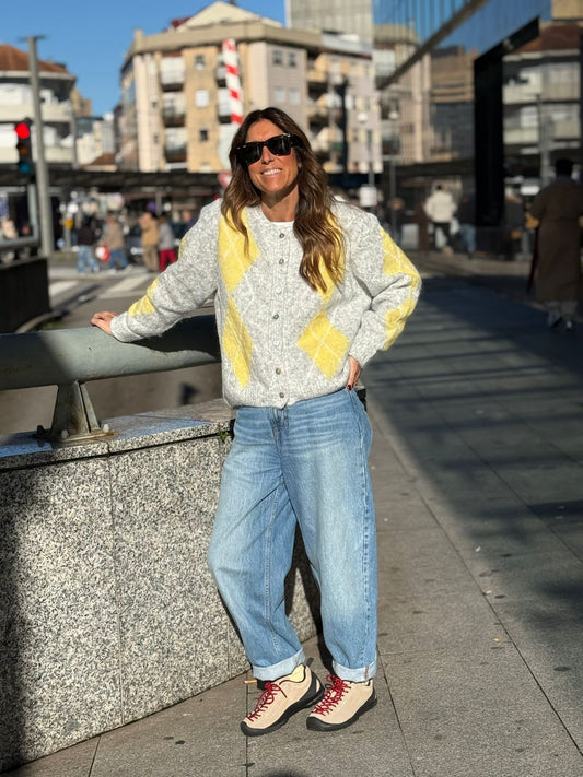 Casaco cinza e amarelo