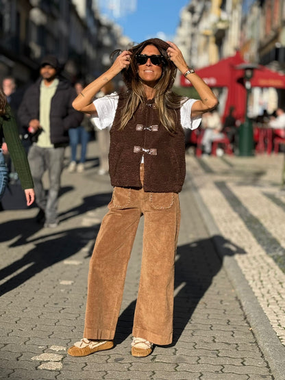 Colete castanho carapuço