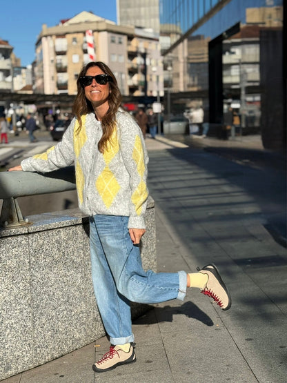 Casaco cinza e amarelo