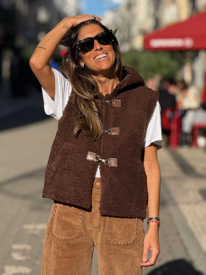 Colete castanho carapuço