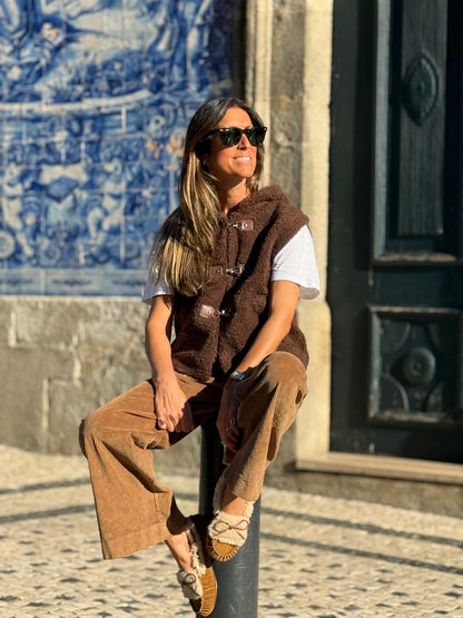 Colete castanho carapuço