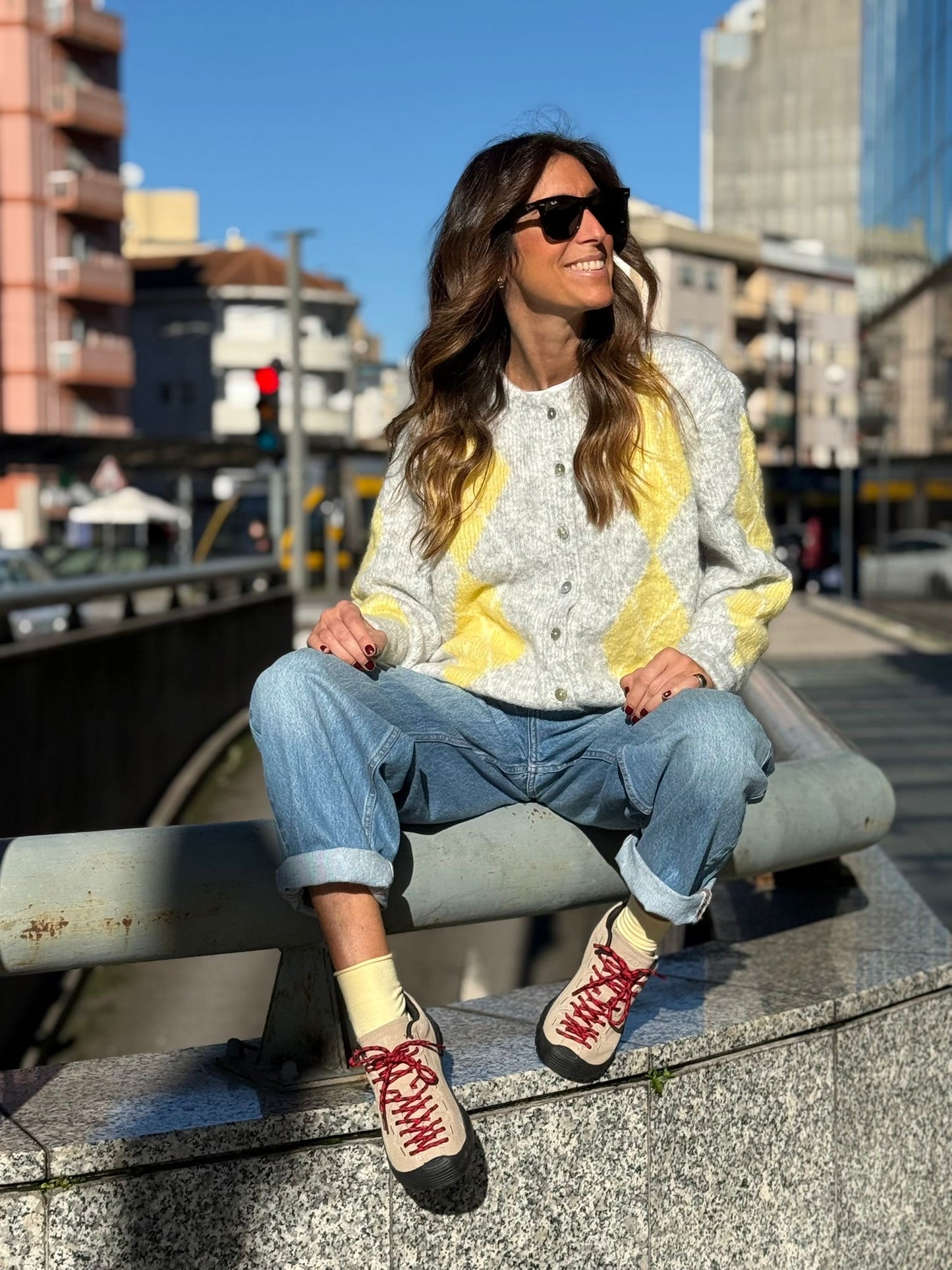 Casaco cinza e amarelo