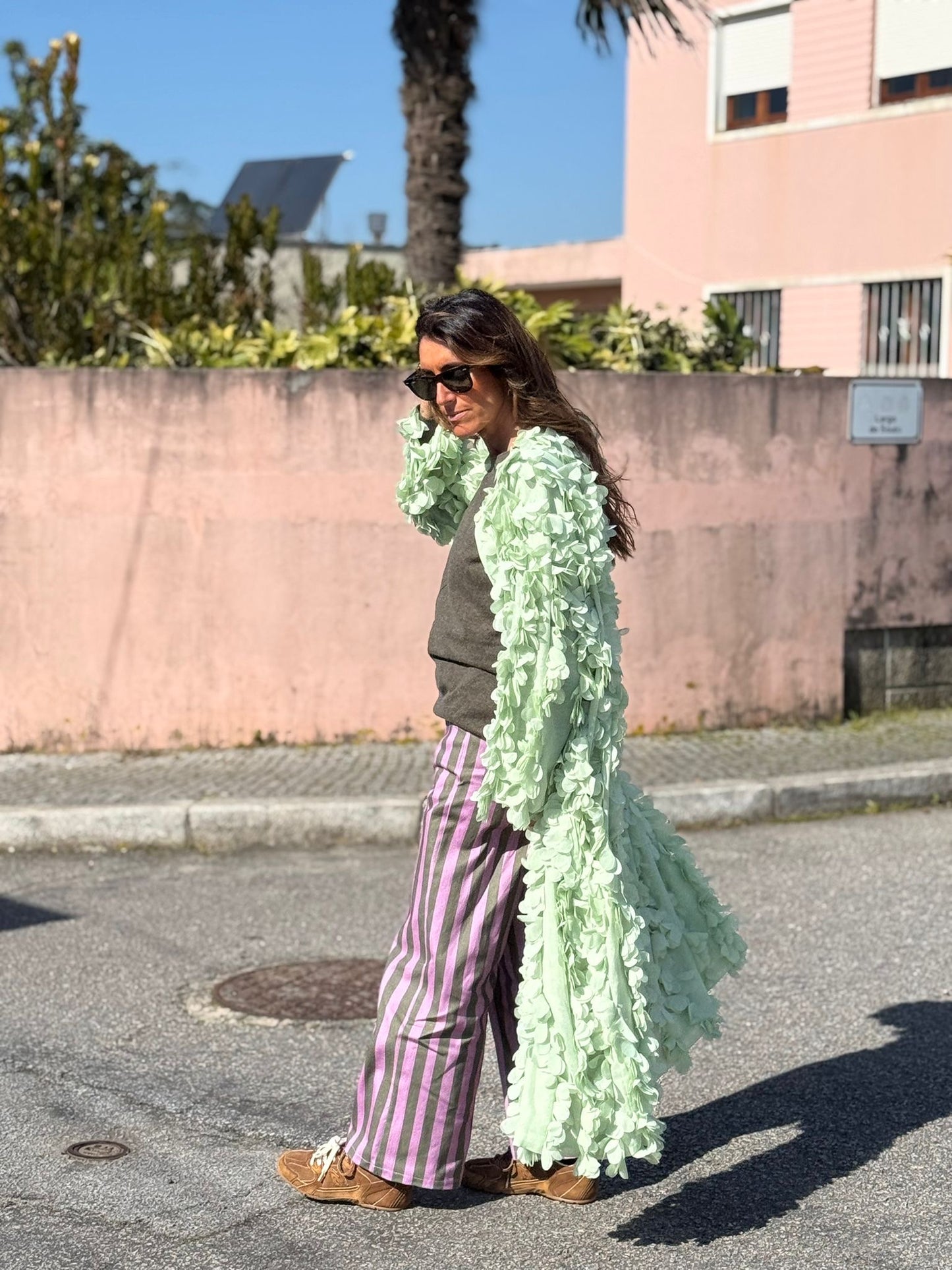 Calças riscas lilás e verde