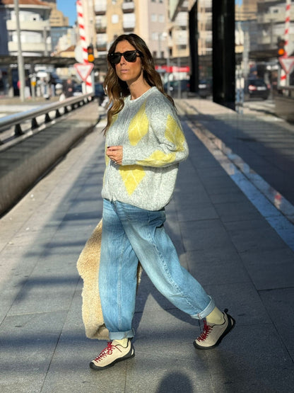 Casaco cinza e amarelo