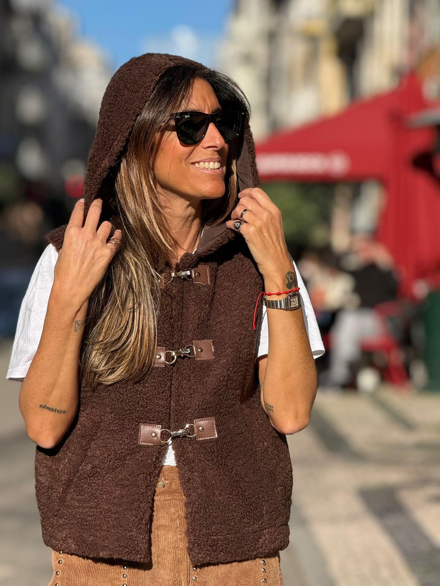 Colete castanho carapuço